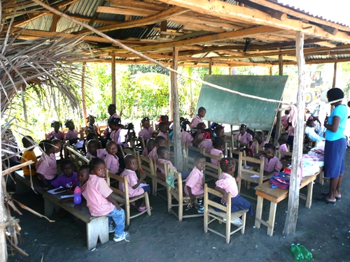 Abri cantine et ecole en 2008.jpg